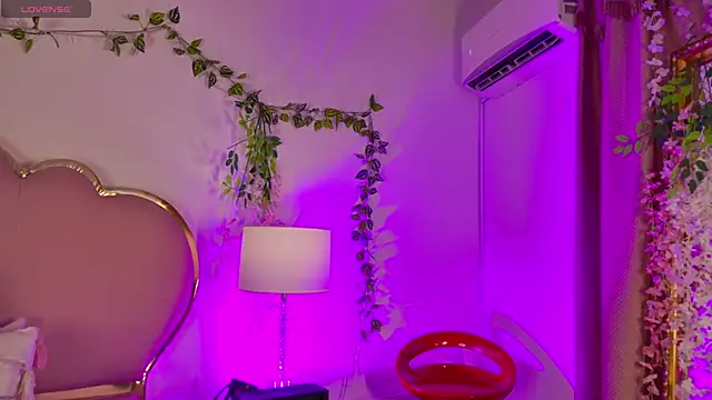 NahiaraReina online show from May 15, 2026, 1:40 pm