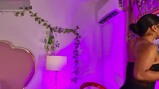NahiaraReina online show from May 23, 2026, 1:48 pm