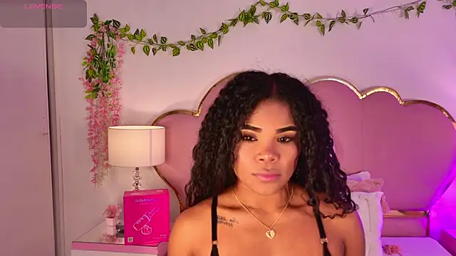 NahiaraReina online show from May 26, 2026, 1:29 pm