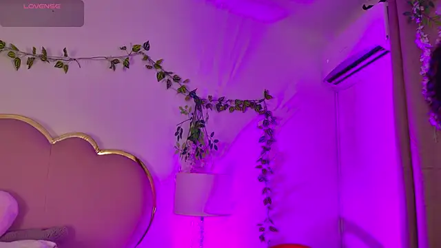 NahiaraReina online show from May 28, 2026, 1:52 pm