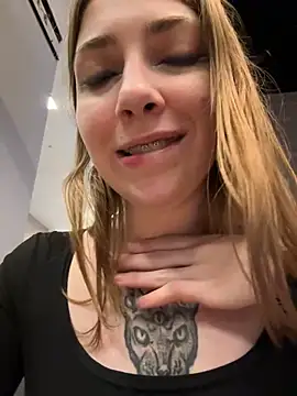 Snapshot of Sunny___Bunny chatting on December 15, 2024, 3:20 pm Sunny Bunny online show from December 15, 2024, 3:20 pm