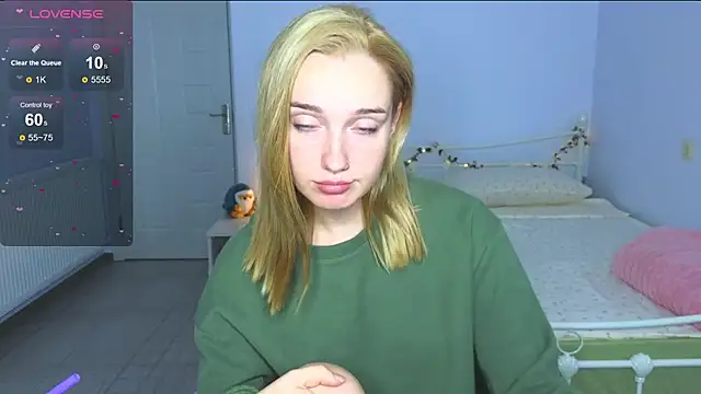 Snapshot of Wild_Sophie_ chatting on October 1, 2025, 5:30 pm Wild Sophie online show from October 1, 2025, 5:30 pm