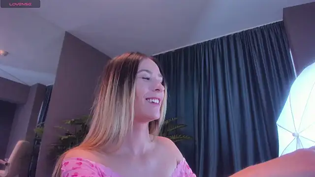 LaurynCopper online show from February 20, 2026, 7:10 am