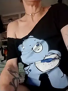 ivylee31 online show from April 15, 2026, 1:45 am