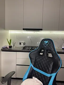 CurlyLara online show from April 7, 2026, 6:19 pm