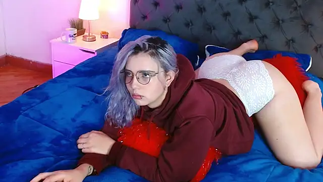 Thea Aphros  online show from December 17, 2025, 9:43 pm