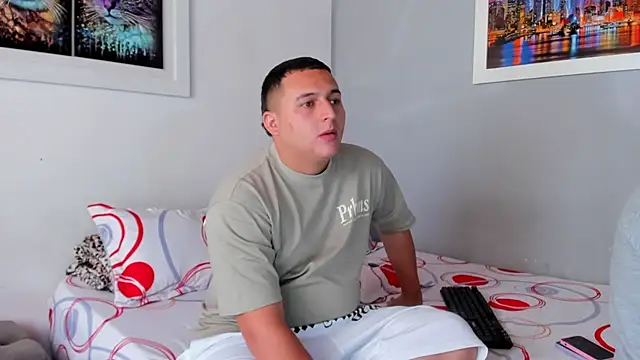 naughtyloverss online show from January 22, 2025, 2:03 pm