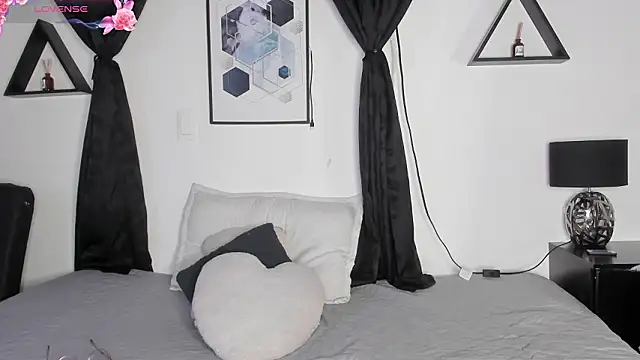 Khenta Michells online show from March 12, 2026, 10:43 am