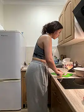 PoppyRobinson online show from December 6, 2024, 6:50 pm