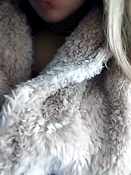 fofinhaa12 online show from November 11, 2025, 5:13 pm