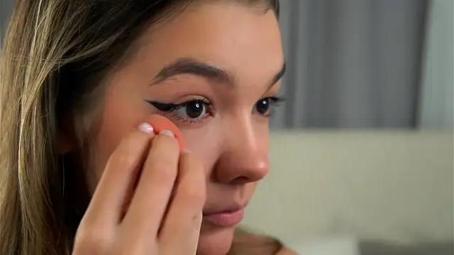 VeronaAppleberry online show from September 13, 2025, 1:11 pm