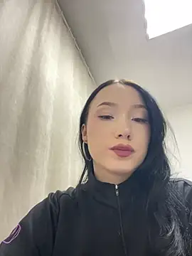 LeilaLow online show from February 28, 2025, 1:58 pm