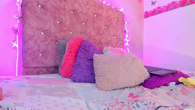 Snapshot of Bella__sweet chatting on January 11, 2025, 12:44 am Bella sweet online show from January 11, 2025, 12:44 am