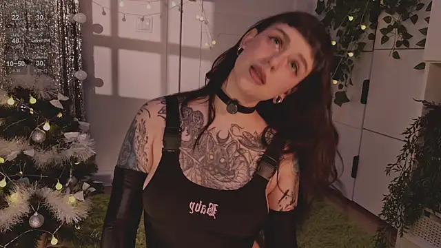 MichaellaMoon online show from December 21, 2025, 5:31 pm