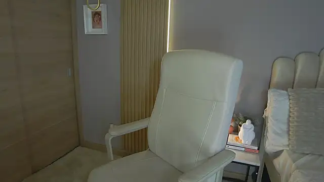 Snapshot of Alessia-miller_ chatting on March 16, 2025, 12:23 am Alessia-miller online show from March 16, 2025, 12:23 am