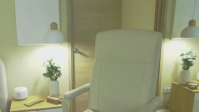 Alessia-miller  online show from March 4, 2026, 11:44 pm