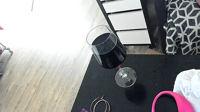 MendiPetite online show from April 12, 2026, 8:25 pm