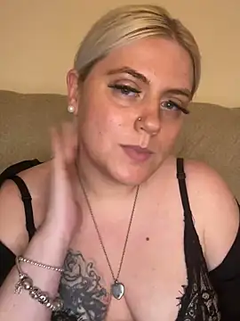 Blondiee3088 online show from December 2, 2024, 11:51 pm