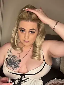 Blondiee3088 online show from December 13, 2024, 5:00 pm