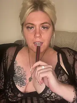 Blondiee3088 online show from January 11, 2025, 11:13 pm