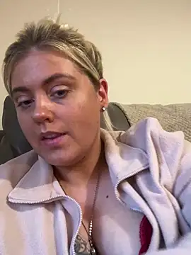 Blondiee3088 online show from January 21, 2025, 3:54 pm