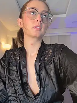 nicollefiorett online show from March 16, 2026, 12:17 am