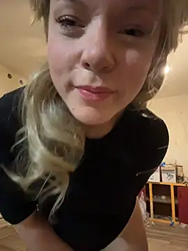 Snapshot of EllaSnow chatting on March 4, 2026, 7:58 am EllaSnow online show from March 4, 2026, 7:58 am