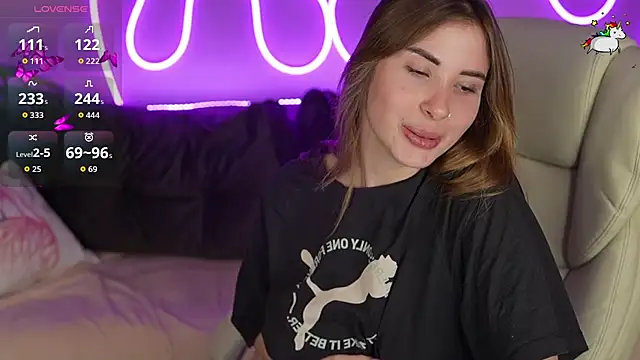 JennyyLuv online show from November 3, 2025, 1:51 am