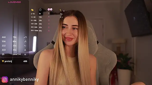 Coconutkittyy online show from December 16, 2024, 5:11 pm