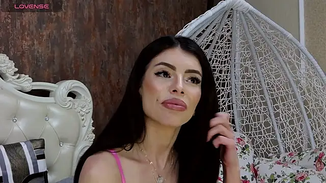 Snapshot of LaraDivine chatting on December 3, 2024, 12:27 pm LaraDivine online show from December 3, 2024, 12:27 pm