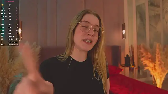 Smiley Mia online show from April 8, 2026, 5:07 am