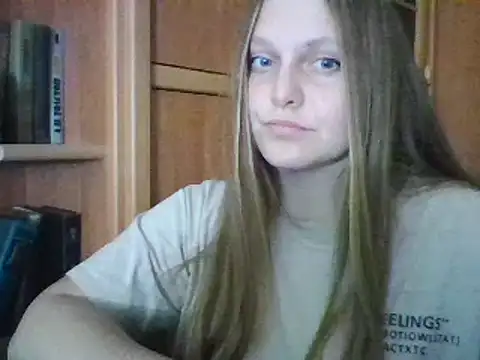 Snapshot of Evasapples chatting on December 5, 2024, 9:39 pm Evasapples online show from December 5, 2024, 9:39 pm