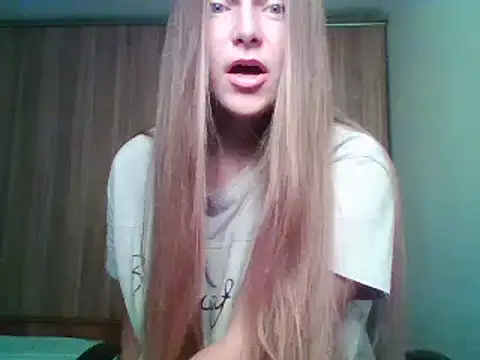 Snapshot of Evasapples chatting on October 2, 2025, 4:25 pm Evasapples online show from October 2, 2025, 4:25 pm