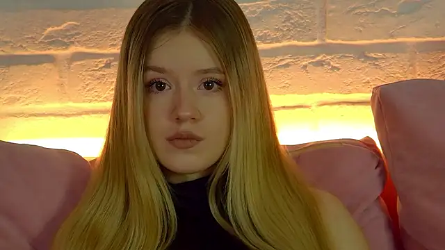 MilanaBalmain online show from December 1, 2025, 4:39 am