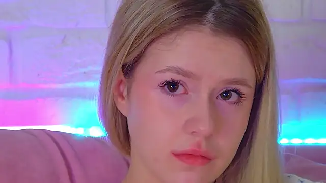 MilanaBalmain online show from March 14, 2026, 4:51 am