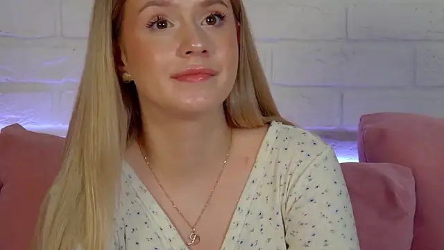 MilanaBalmain online show from April 15, 2026, 7:58 pm