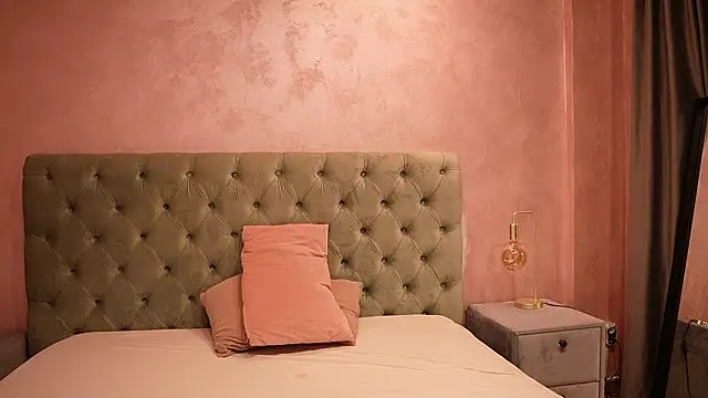 LucyWilow online show from February 6, 2026, 5:34 am