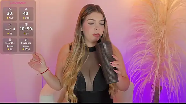 thaliafox  online show from September 24, 2025, 7:39 pm