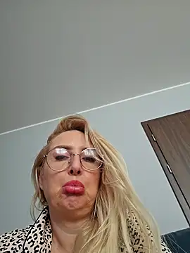 Snapshot of MariaRichi_ chatting on March 4, 2025, 10:24 am MariaRichi online show from March 4, 2025, 10:24 am