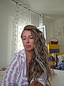 Snapshot of MariaRichi_ chatting on October 1, 2025, 7:58 am MariaRichi online show from October 1, 2025, 7:58 am