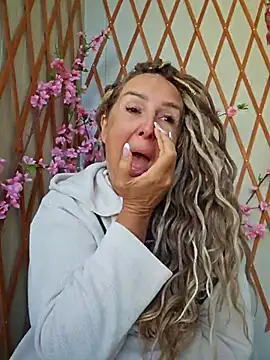 Snapshot of MariaRichi_ chatting on October 6, 2025, 6:44 am MariaRichi online show from October 6, 2025, 6:44 am