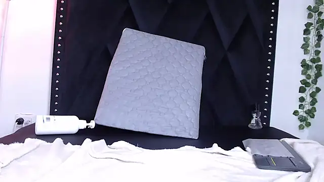 Snapshot of dafne_queenn chatting on February 12, 2025, 4:00 pm dafne queenn online show from February 12, 2025, 4:00 pm