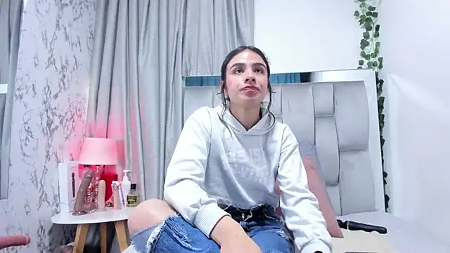 Snapshot of dafne_queenn chatting on September 30, 2025, 12:54 pm dafne queenn online show from September 30, 2025, 12:54 pm