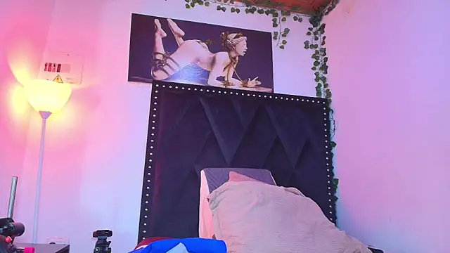 Snapshot of dafne_queenn chatting on November 22, 2025, 12:48 pm dafne queenn online show from November 22, 2025, 12:48 pm