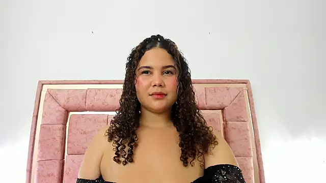 Snapshot of zoee_lovv chatting on December 7, 2024, 6:32 am zoee lovv online show from December 7, 2024, 6:32 am