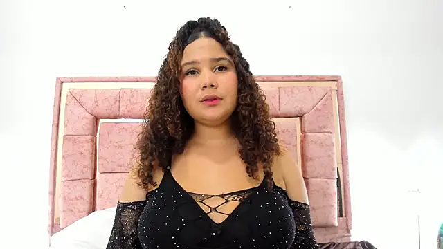 Snapshot of zoee_lovv chatting on February 5, 2025, 6:24 am zoee lovv online show from February 5, 2025, 6:24 am