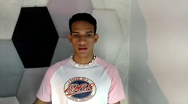 AbrahanBratz online show from December 6, 2024, 11:44 am