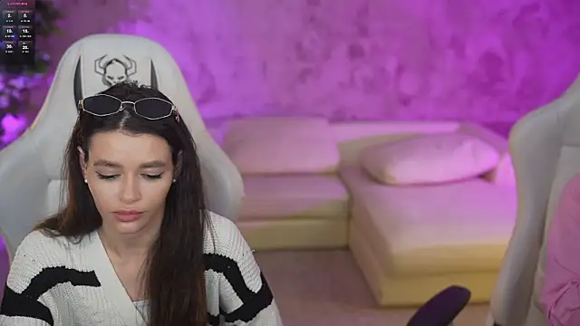 Julia  Star  online show from March 12, 2025, 11:31 am