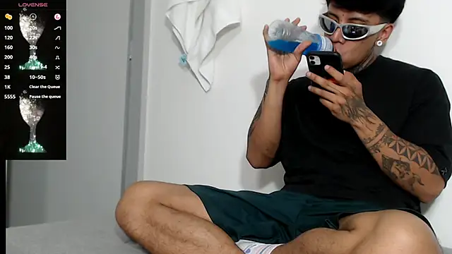 Nickhot0609 online show from February 28, 2025, 5:48 pm