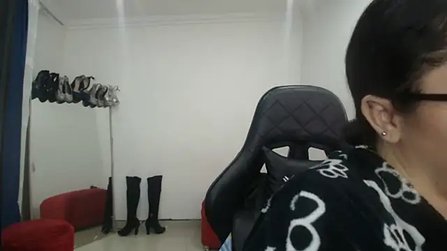 Snapshot of Madame_Shein_ chatting on February 14, 2025, 9:21 pm Madame Shein  online show from February 14, 2025, 9:21 pm